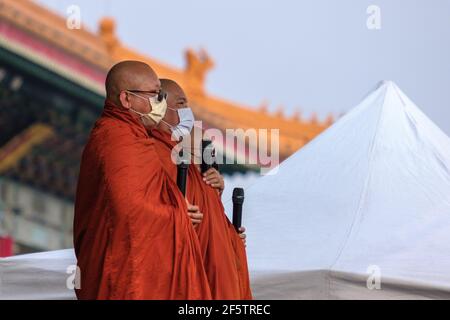 Religiöse Buddhisten Führer werden gesehen, wie sie während der Demonstration ein Gebet rezitieren.Burmesen, die in Taiwan leben, versammelten sich zusammen mit den lokalen Gemeinschaften auf dem Platz der Freiheit, um ein Ende des Militärputsches in Myanmar zu fordern. Polizei und Militärsoldaten aus Myanmar (Tatmadow) griffen Demonstranten am Samstag in Myanmar mit Gummigeschossen, lebender Munition, Tränengas und Betäubungsbomben als Reaktion auf antimilitärische Putschprotestierende an, bei denen mehr als 100 Menschen getötet und viele andere verletzt wurden. Mindestens 300 Menschen sind seit dem Putsch vom 1. Februar in Myanmar getötet worden, sagte ein Menschenrechtsbeamter der Vereinten Nationen. Myanmar's Milit Stockfoto