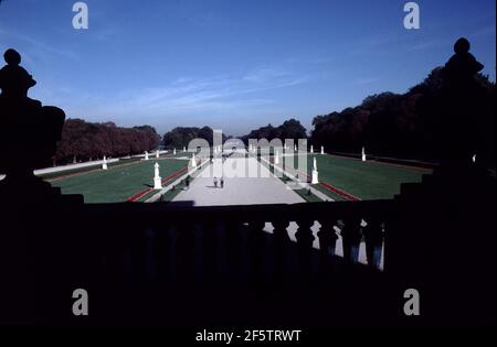 München, Deutschland. 9/12/2000. Schloss Nymphenburg. Erbaut um 1664 bis 1675 mit Zusatzbau bis 1864 durch das Haus Wittelsbach. Mehr als 300.000 Besucher genießen das Hauptgebäude jedes Jahr. Stockfoto