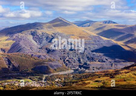 Hohe Ansicht über dem Dorf unter Elidir Fawr Berg und stillgelegten Dinorwig Schiefer Steinbruch jetzt Wasserkraftwerk. Llanberis Gwynedd North Wales Großbritannien Stockfoto