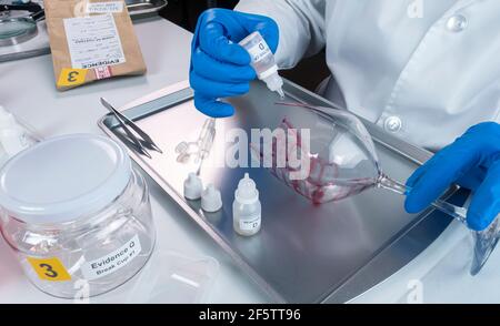 Polizei Experte erhält Blutprobe von einem zerbrochenen Flaschen in Kriminalistische Lab, konzeptionelle Bild Stockfoto