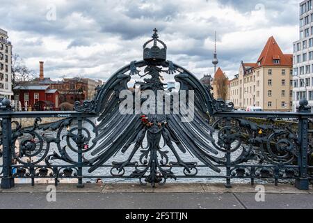 Liebesschloss - Vorhängeschlösser & Schlösser von Liebhabern und Touristen auf einer Weidendammer Brücke über die Spree, Mitte, Berlin Stockfoto