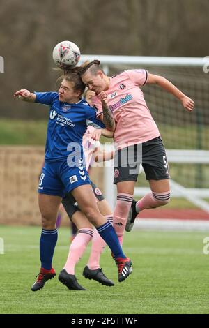 Molly Sharpe (#8 Durham) und Naomi Hartley (#5 Sheffield United) in Aktion während des FA Women's Championship Spiels zwischen Durham und Sheffield United im Maiden Castle in Durham, England Stockfoto