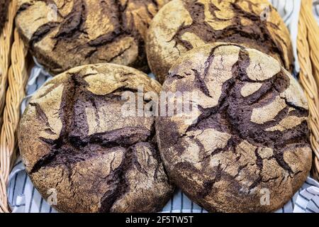 Brote Roggenbrot im Regal auf dem Markt. Großes, rundes Brot. Stockfoto