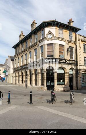 Flan O'Briens ist ein irischer Pub im Stadtzentrum von Bath, Somerset, England, Großbritannien Stockfoto