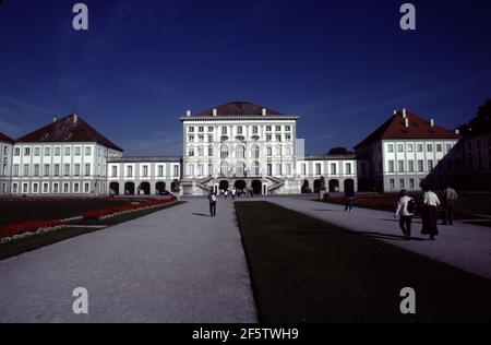 München, Deutschland. 9/12/2000. Schloss Nymphenburg. Erbaut um 1664 bis 1675 mit Zusatzbau bis 1864 durch das Haus Wittelsbach. Mehr als 300.000 Besucher genießen das Hauptgebäude jedes Jahr. Stockfoto