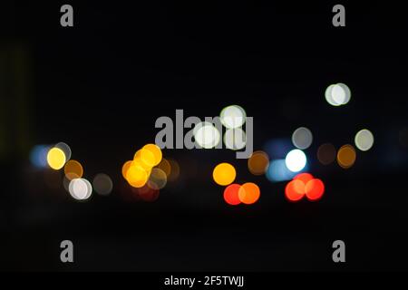Abstraktes Bild von Bokeh-Lichtern in der Stadt. Weiß, rot, orange Stockfoto
