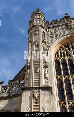 Die Leiter der aufsteigenden Engel aus dem späten 15th. Jahrhundert an der Vorderseite der Bath Abbey in der Stadt Bath, Somerset, England, Großbritannien Stockfoto