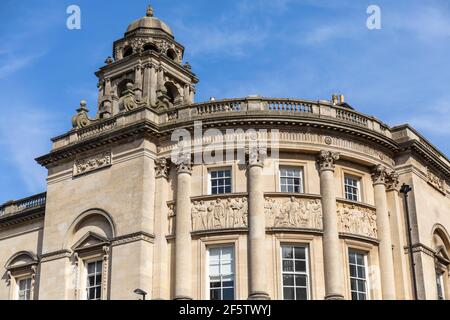 Kunstvolle Steinschnitzerei auf der Georgischen Guildhall in Bath. Ein denkmalgeschütztes Gebäude. Bath City Centre, Somerset, England, Großbritannien Stockfoto