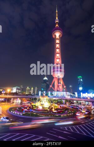 Oriental Pearl Tower in Shanghai bei Nacht mit Kreisverkehr in Der Vordergrund Stockfoto