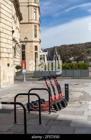 Im Rahmen einer Probezeit können E-Scooter in der Nähe der Guildhall in der Stadt Bath, Somerset, England, Großbritannien gemietet werden Stockfoto