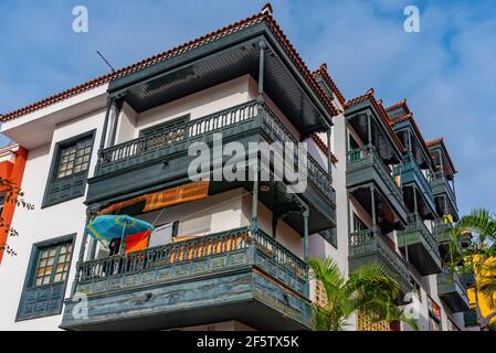 Zentrale Straße in der Altstadt von Puerto de la Cruz, Teneriffa, Kanarische Inseln, Spanien. Stockfoto