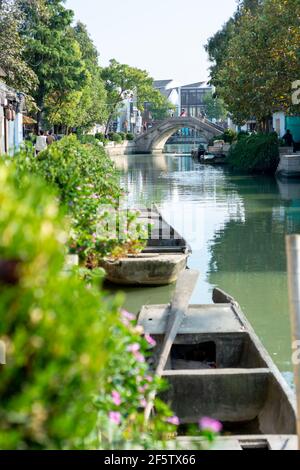 Kleiner Kanal in der Wasserstadt Zhujiajiao bei Tageslicht in der Nähe von Shanghai Stockfoto