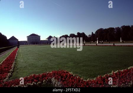 München, Deutschland. 9/12/2000. Schloss Nymphenburg. Erbaut um 1664 bis 1675 mit Zusatzbau bis 1864 durch das Haus Wittelsbach. Mehr als 300.000 Besucher genießen das Hauptgebäude jedes Jahr. Stockfoto