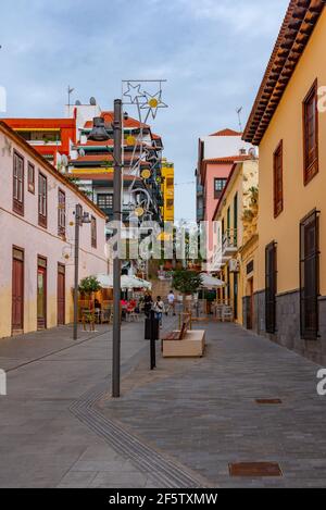 Zentrale Straße in der Altstadt von Puerto de la Cruz, Teneriffa, Kanarische Inseln, Spanien. Stockfoto