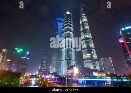Shanghai Financial District bei Nacht. Im Vordergrund Jin Mao Tower, Shanghai World Financial Center und Shanghai Tower Stockfoto