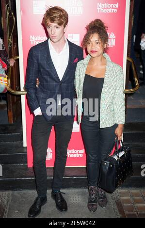 Antonia Thomas und sein Partner kommen im Großen des Nationaltheaters an Britain Opening Night im Theatre Royal Haymarket - London Stockfoto