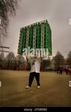 John Evans Milk Crate balancing Weltrekord April 2001John Evans Bricht den Weltrekord, indem er 96 Milchkisten ausbalanciert Sein Leiter bei Speakers Corner in London Stockfoto