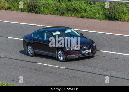 2017 VW Volkswagen Passat SE Business RDI BMT; Fahrzeugverkehr, Fahrzeuge bewegen, Autos, Fahrzeug fahren auf britischen Straßen, Motoren, Fahren auf der Autobahn M6 Englisch Autobahn Straßennetz Stockfoto