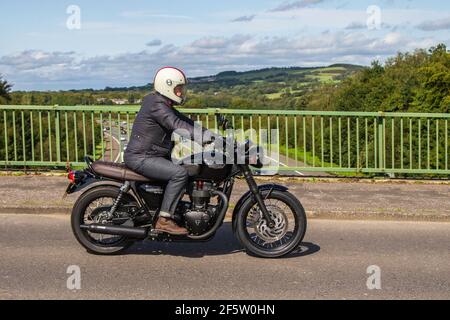 2016 Triumph Bonneville T 120 schwarz; Motorradfahrer; zweirädriger Transport, Motorräder, Fahrzeug auf britischen Straßen, Motorräder, Motorradfahrer, die in Manchester, Großbritannien, unterwegs sind Stockfoto