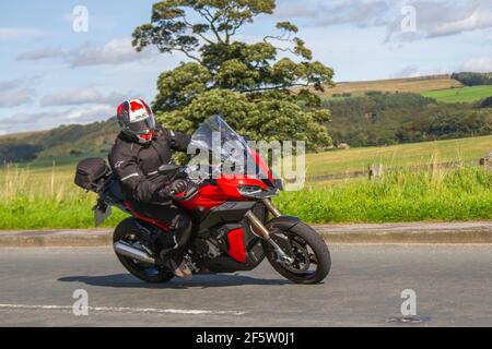 2020 Red BMW S 1000 XR ; Motorradfahrer; Zweirad Transport, Motorräder, Fahrzeug auf britischen Straßen, Motorräder, Motorrad Fahrer motoring in Manchester, UK Stockfoto