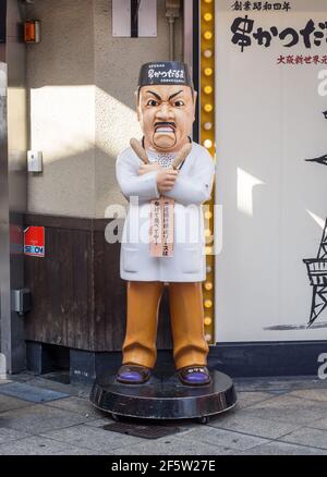 Verärgerte männliche Markenlogo von Daruma Kushikatsu, einem berühmten frittierten Restaurant in Shinsekai, Tennoji, Osaka, Japan Stockfoto