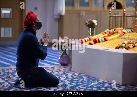 Glasgow, Großbritannien, am 28. März 2021. Anas Sarwar (mit roter Kopfbedeckung), Führer der Scottish Labour Party, besucht die Central Gurdwara Glasgow, am ersten Tag der Dienste für die Sikh-Gemeinschaft, da die Sperrbeschränkungen begannen zu lockern. Sarwar unterzog den Besuch als Teil der Kampagne für die schottischen Parlamentswahlen vom 6th. Mai. Foto: Jeremy Sutton-Hibbert/Alamy Live News Stockfoto