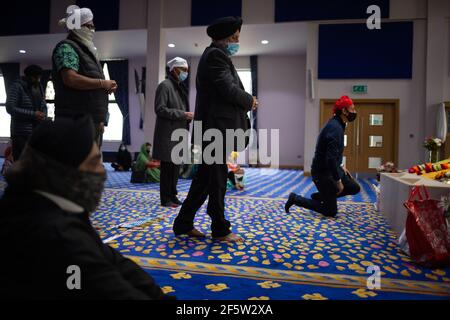 Glasgow, Großbritannien, am 28. März 2021. Anas Sarwar (mit roter Kopfbedeckung), Führer der Scottish Labour Party, besucht die Central Gurdwara Glasgow, am ersten Tag der Dienste für die Sikh-Gemeinschaft, da die Sperrbeschränkungen begannen zu lockern. Sarwar unterzog den Besuch als Teil der Kampagne für die schottischen Parlamentswahlen vom 6th. Mai. Foto: Jeremy Sutton-Hibbert/Alamy Live News Stockfoto