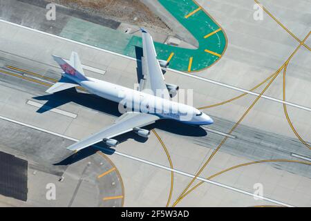 China Airlines Cargo Boeing 747 Frachtschiff Luftbild. Frachtflugzeuge landen auf der Start- und Landebahn von oben gesehen. Stockfoto