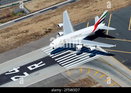 Emirates Airline Airbus A380, das am internationalen Flughafen landet. Luftaufnahme der A380-800 von Emirates Airlines. Blick von oben. Stockfoto