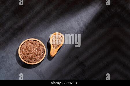 Zerkleinerte Leinsamen (gemahlener Flachs) auf Steintisch. Linum usitatissimum Stockfoto