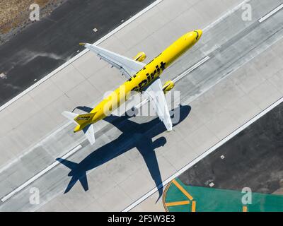 Luftaufnahme des Airbus A321 von Spirit Airlines, der vom internationalen Flughafen abfliegt. Blick auf den Start des gelben Flugzeugs. Flugzeug N657NK . Stockfoto