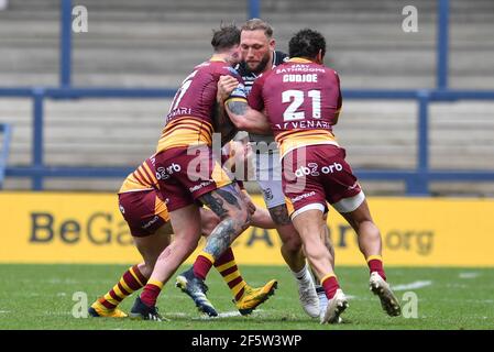 Leeds, Großbritannien. März 2021, 28th. Josh Griffin (4) vom Hull FC wird am 3/28/2021 von Leroy Cudjoe (21) von Huddersfield Giants in Leeds, UK, angegangen. (Foto von Craig Thomas/News Images/Sipa USA) Quelle: SIPA USA/Alamy Live News Stockfoto