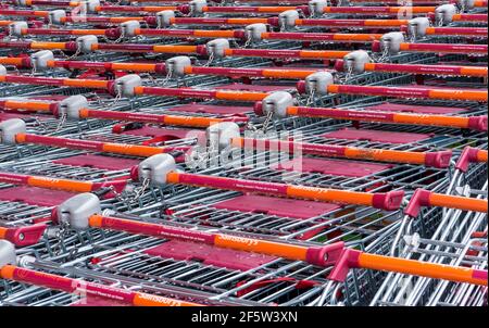 Die Trolleys im Supermarkt sind vor einem Sainsbury's Supermarkt angekettet. Stockfoto