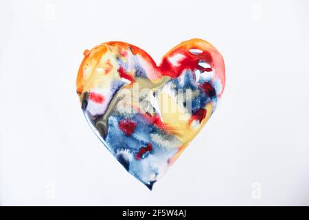 Buntes Herz als Aquarellzeichnung. Art Class gemaltes Herz in verschiedenen Farben als Karte für Valentinstag. Liebe Symbol. Hochwertige Fotos Stockfoto