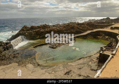 Natürliches Schwimmbad von Charco del Palo auf Lanzarote Kanarische Inseln in Spanien Stockfoto