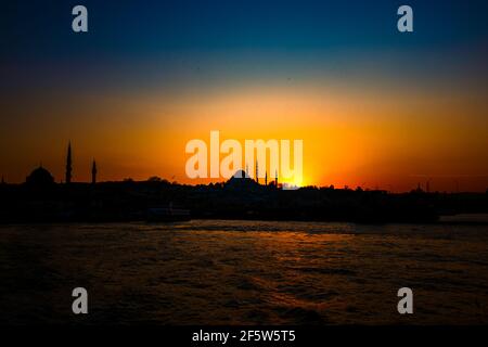 Silhouette der Suleymaniye Moschee bei Sonnenuntergang. Ramadan, iftar und kandil Hintergrundbild. Islamische Tapete. Stadtbild von Istanbul. Moscheen in Istanbul. Stockfoto