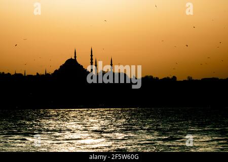 Silhouette der Suleymaniye Moschee bei Sonnenuntergang. Ramadan, iftar und kandil Hintergrundbild. Islamische Tapete. Stadtbild von Istanbul. Moscheen in Istanbul. Stockfoto