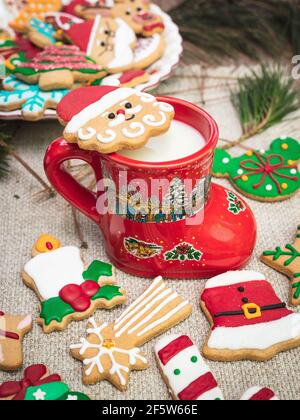 Lebkuchen, Kekse und weihnachtliche Speisen und Getränke Stockfoto