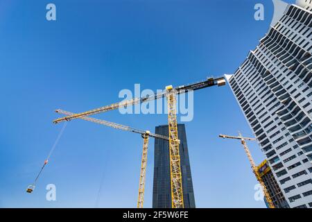 Wien, Wien: Krane auf Baustelle, blauer Himmel, DC Tower 1, Hochhaus Neue Donau, Projekt Donau Flats 22. Donaustadt, Wien, Austr Stockfoto