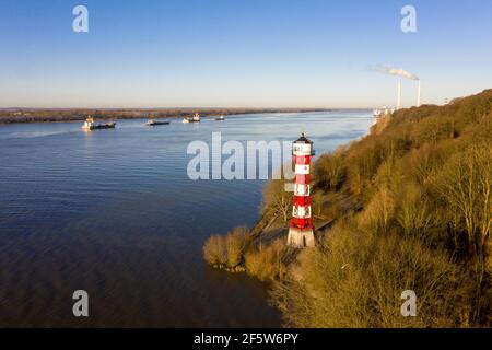 Luftaufnahme des Leuchtturms Rissen Frontleuchte an der Elbe mit Blick auf das Blockheizkraftwerk und den Schiffsverkehr, Hamburg Stockfoto