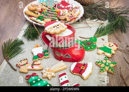 Lebkuchen, Kekse und weihnachtliche Speisen und Getränke Stockfoto