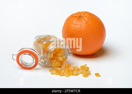 Kandierte Orangenschalen-Würfel im Glas, Deutschland Stockfoto