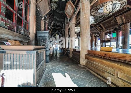 Japanischer Pilger (ohenro) beten im Hase-dera Tempel, buddhistischer Tempel in Sakurai, Nara, Japan Stockfoto