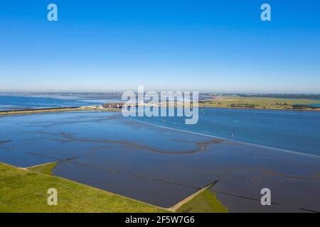 Luftaufnahme über die Eidermündung, im Hintergrund Eidersperre, Wesselburenerkoog, Schleswig-Holstein, Deutschland Stockfoto