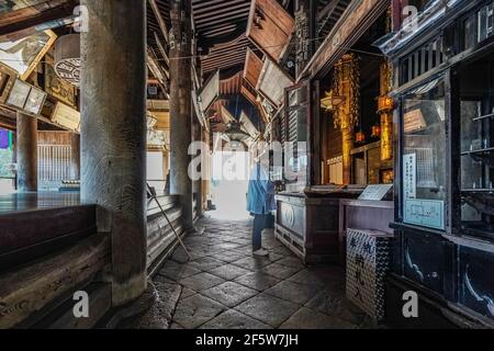 Japanischer Pilger (ohenro) beten im Hase-dera Tempel, buddhistischer Tempel in Sakurai, Nara, Japan Stockfoto