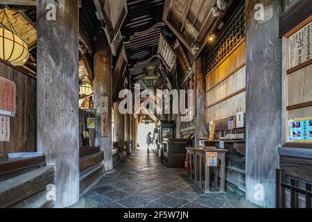 Japanischer Pilger (ohenro) beten im Hase-dera Tempel, buddhistischer Tempel in Sakurai, Nara, Japan Stockfoto