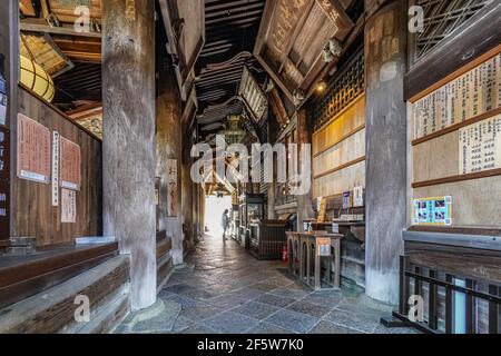 Japanischer Pilger (ohenro) beten im Hase-dera Tempel, buddhistischer Tempel in Sakurai, Nara, Japan Stockfoto