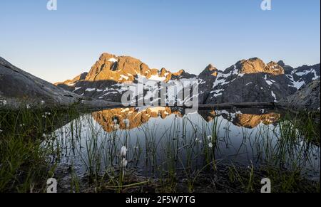 Abendstimmung, Bergpanorama, Hochmoor, im Teich spiegelte Berge, Sonne über schneebedeckten Bergen, am Trollfjord Hytta, AT Stockfoto
