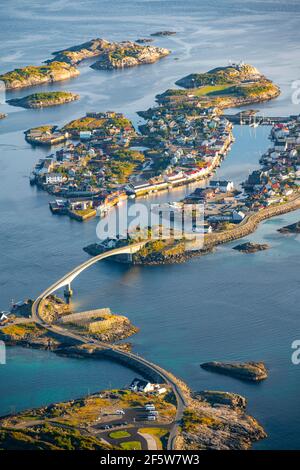 Häuser auf kleinen felsigen Inseln im Meer, Blick auf Henningsvaer, Vagan, Lofoten, Nordland, Norwegen Stockfoto