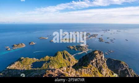 Heiavatnet See, Häuser auf kleinen Felseninseln im Meer, Blick vom Gipfel des Festvagtind auf Henningsvaer, Vagan, Lofoten, Nordland Stockfoto